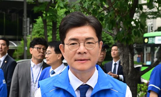 출근길 인사 나서는 정원오