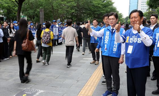 여의도역 앞에서 인사하는 정청래·정원오