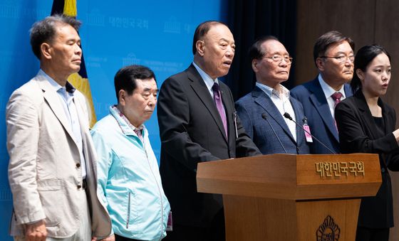 정원오 민주당 서울시장 후보 규탄 기자회견하는 전직 양천구의회 의장 및 의원들