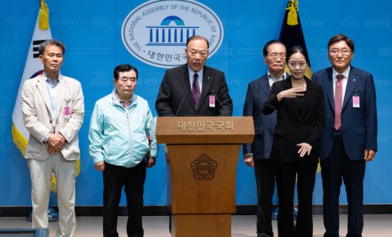 전직 양천구의회 의장 및 의원들 '정원오 민주당 서울시장 후보 규탄 기자회견'