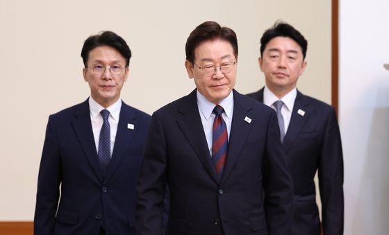 국무회의 입장하는 이재명 대통령