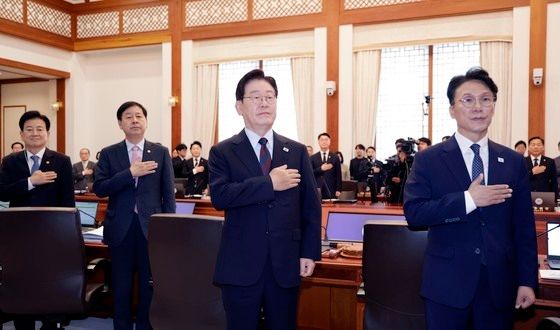 국민의례 하는 이재명 대통령