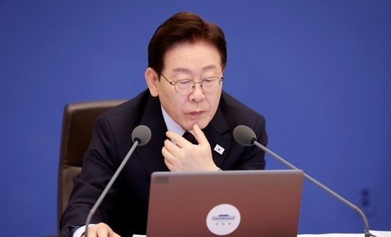 중동전쟁 관련 대응현황 보고 청취하는 이재명 대통령
