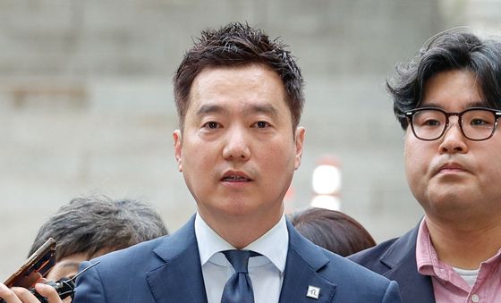 영장심사 출석하며 질의에 답하는 김세의 대표