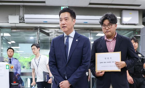 탄원서 갖고 영장심사 향하는 김세의 가세연 대표