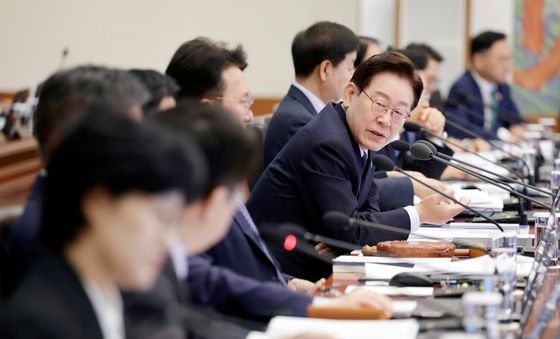 산업통상부 차관에게 질문하는 이재명 대통령