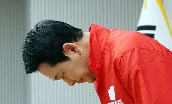인사하는 장동혁 대표