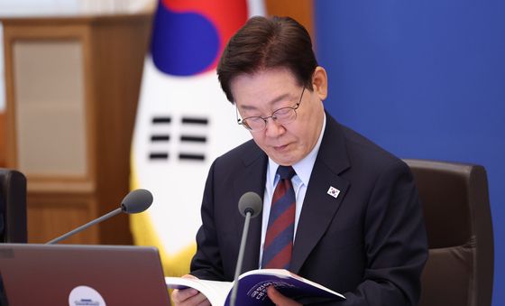 정부 출범 1주년 자료집 살펴보는 이재명 대통령