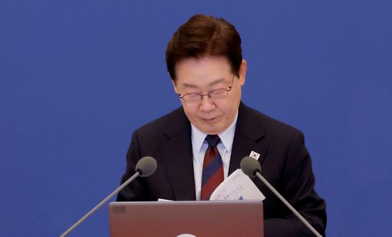 정부 출범 1주년 성과자료집 살펴보는 이재명 대통령