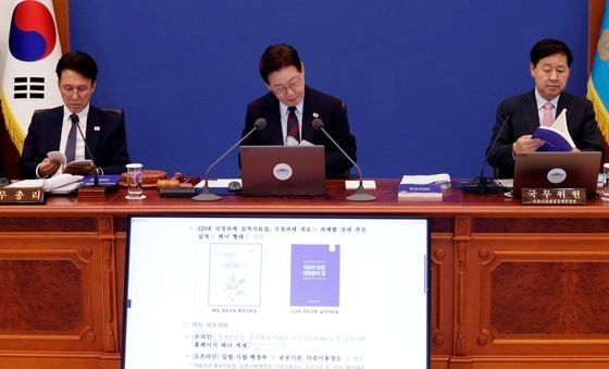 정부 출범 1주년 성과자료집 살펴보는 이재명 대통령