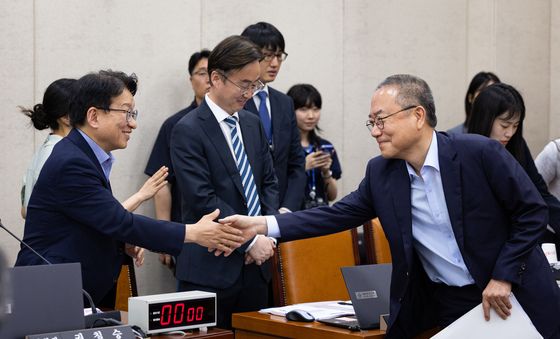 권칠승 행안위원장과 인사 나누는 서범수 국민의힘 간사