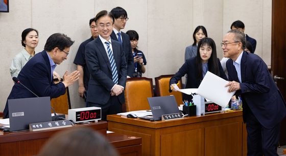 합장하며 인사하는 권칠승 행안위원장과 서범수 야당 간사
