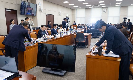 여야 서울시장 후보 비판 팻말 떼는 행안위