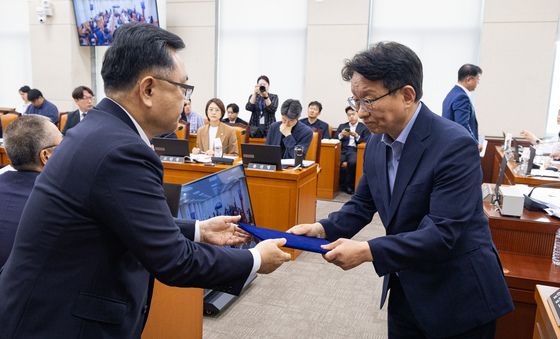 선서문 전달하는 김성보 서울시장 권한대행