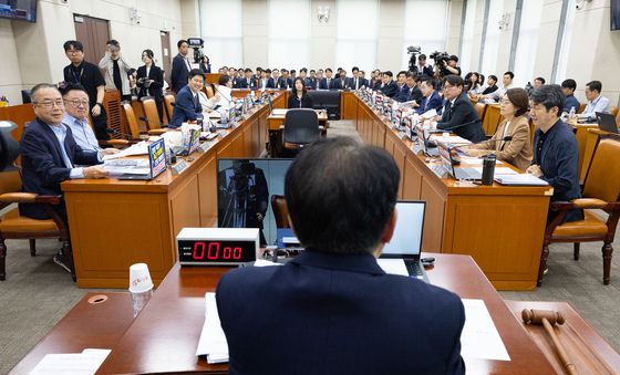 여야 서울시장 후보 비판 팻말 붙인 행안위