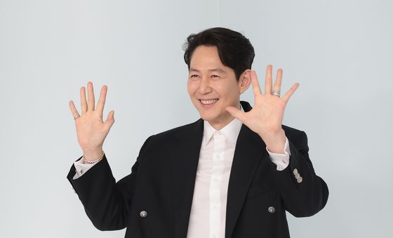 이정재, 근사한 손 인사