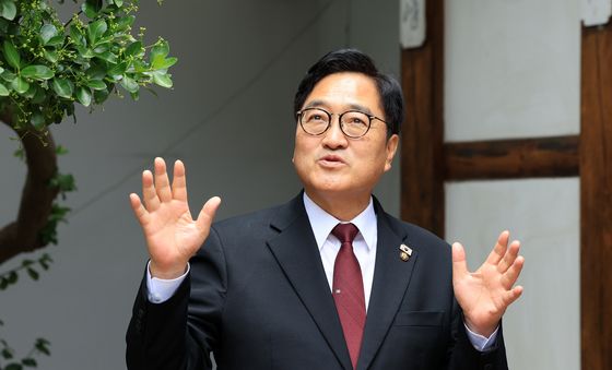 제헌회관 소개하는 우원식 의장