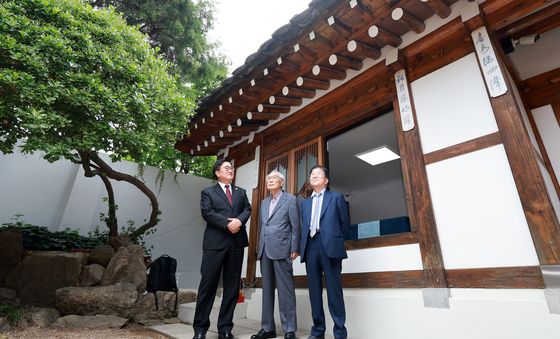 제헌회관 둘러보는 전 국회의장들과 현 국회의장