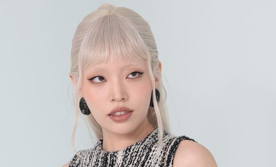 일본 가수 찬미나, 팔목 타투 눈길