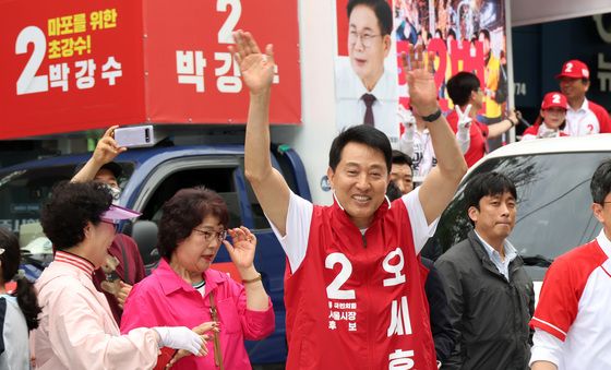 시민들에게 인사하는 오세훈 후보