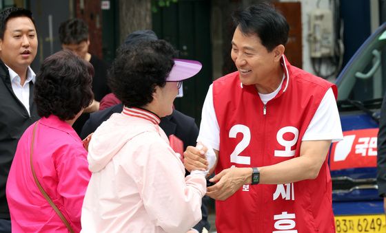 시민들과 인사하는 오세훈 후보