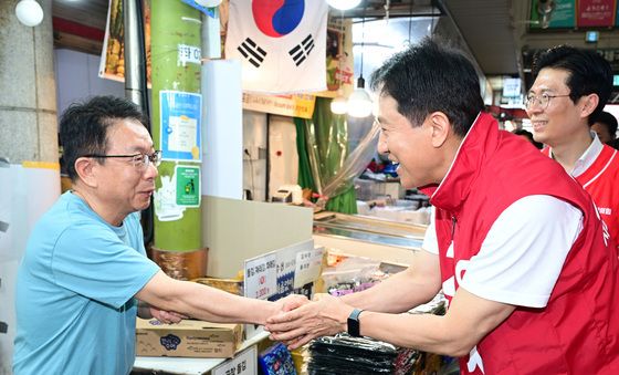 상인과 인사 나누는 오세훈 후보
