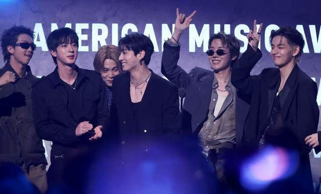BTS, 5년 만에 '올해의 아티스트' 수상