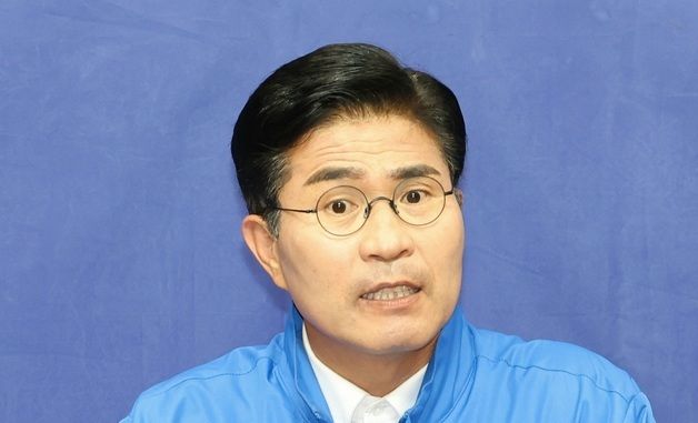 답변하는 이원택 후보