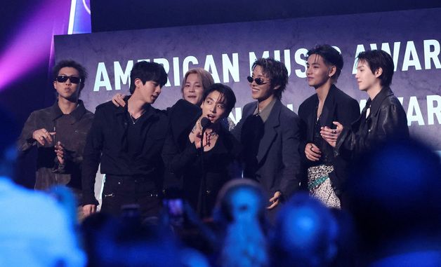돌아온 BTS, AMA 대상 수상