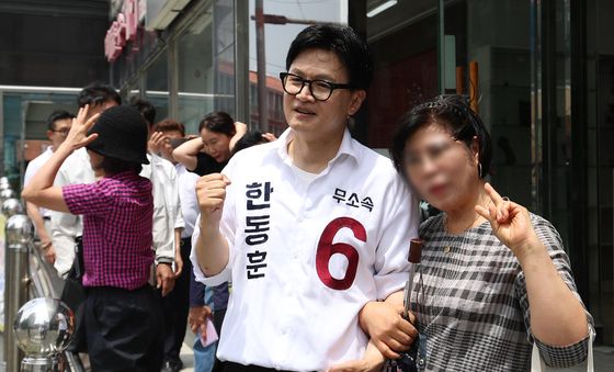 주민들과 사진 찍는 한동훈 후보