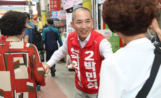 구포시장 상인에게 지지 호소하는 박민식 후보