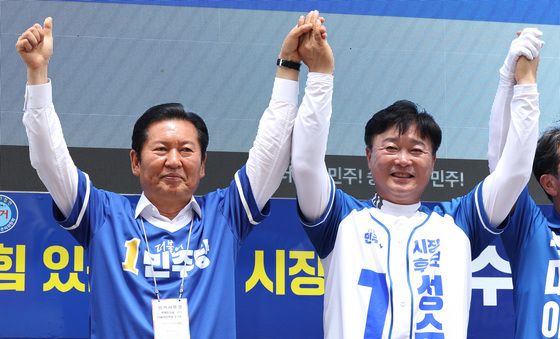 성수석 이천시장 후보 손 잡은 정청래 대표