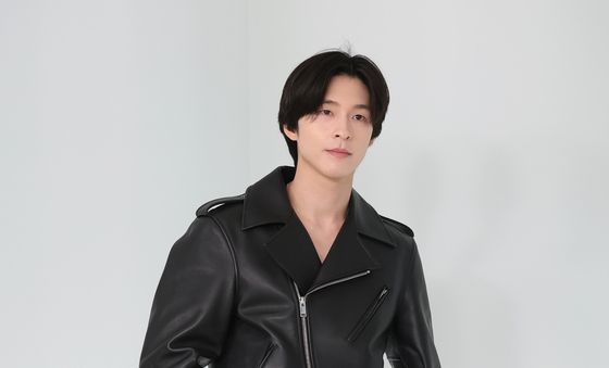 홍경, 부드러운 카리스마