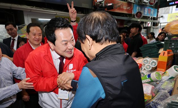 시장 상인과 악수 나누는 장동혁 대표
