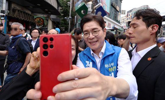 관악 찾은 정원오 후보 '지지자와 함께'