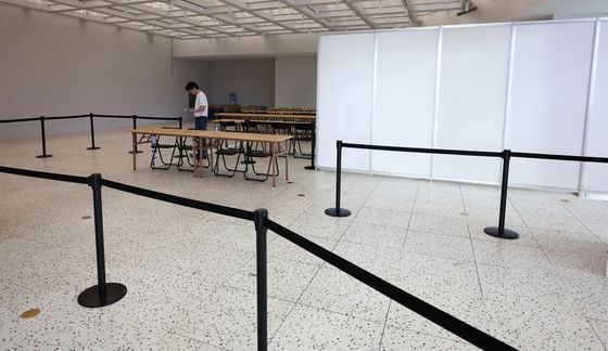 인천공항 사전 투표소 현장 점검하는 선관위 직원