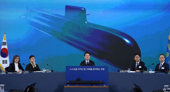 핵추진잠수함 기본계획 듣는 이재명 대통령