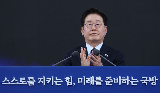 박수치는 이재명 대통령