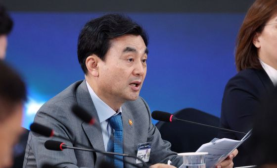 발표하는 안규백 국방장관
