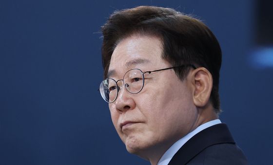 발언 경청하는 이재명 대통령