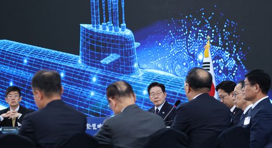 이재명 대통령 '발언 경청'