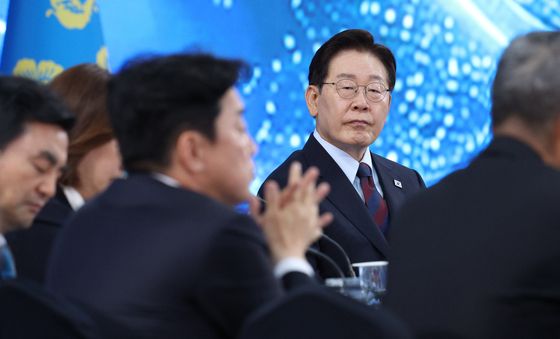 참석자 발언 듣는 이재명 대통령