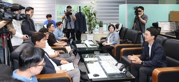 간담회 열고 성접대 의혹 관련 입장 밝히는 박지원