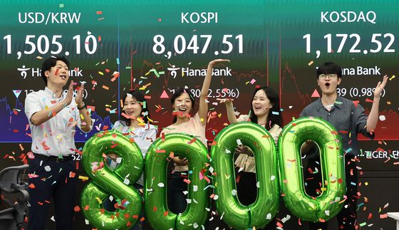 달리는 코스피, 8000 돌파 마감