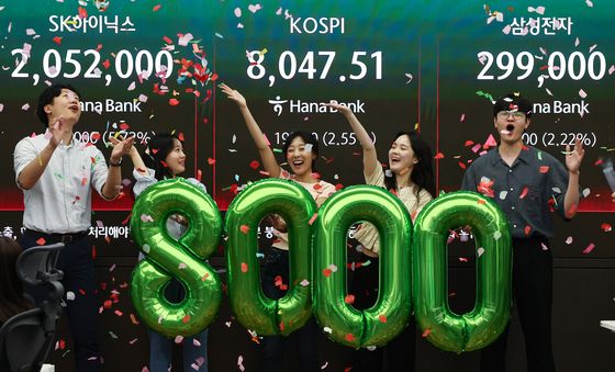 달리는 코스피, 8000 돌파 마감