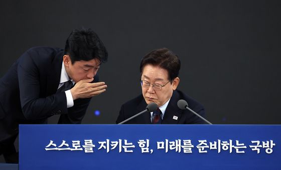 강훈식 비서실장과 귀엣말하는 이재명 대통령