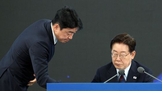 이재명 대통령, 강훈식 비서실장과 대화