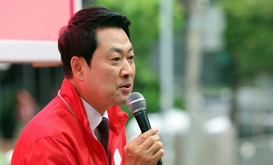 유권자들에게 지지호소 하는 장동혁 대표