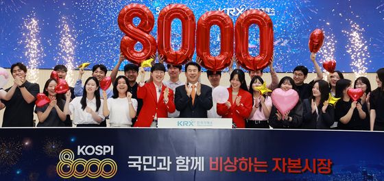 사상 최초 8000 마감한 코스피