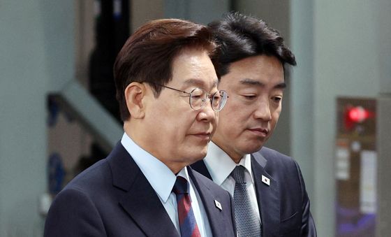 이동하는 이재명 대통령과 강훈식 비서실장